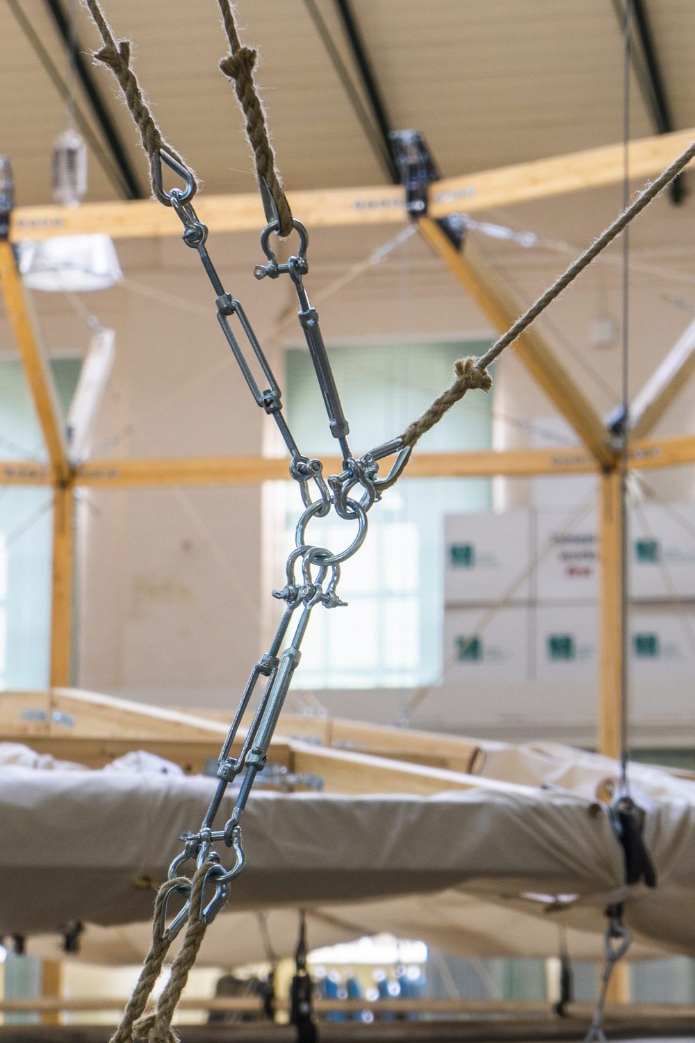 Rope ends, thimbles, shackles and turnbuckles meeting at a tension node